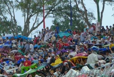 Dù trời mưa rất to, hàng chục ngàn khán giả vẫn bám trụ để cổ vũ cho hai đội bóng