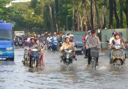 Tuyến đường Lý Tự Trọng bị ngập sâu đến 50cm