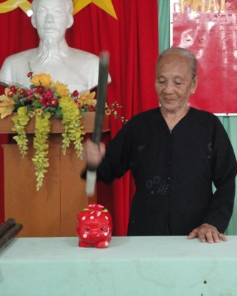 Cảm phục cụ bà 83 tuổi nuôi heo đất giúp học trò nghèo - 2 Cụ Liên luôn là Đảng viên gương mẫu, đi đầu trong việc nuôi heo đất giúp học trò nghèo