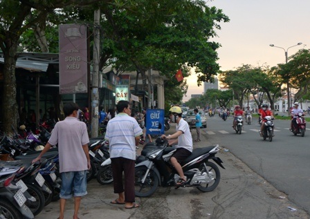 Kiếm được 10 triệu đồng trong vài giờ nhờ U19 HAGL - 2 Thấy vậy, nhiều quán ăn, tiệm sửa xe... dọn mặt bằng tổ chức giữ xe