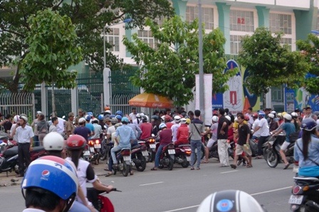Kiếm được 10 triệu đồng trong vài giờ nhờ U19 HAGL - 3 Đến giờ G hầu hết các điểm giữ xe đều thét giá 30.000 đồng/ xe mô tô