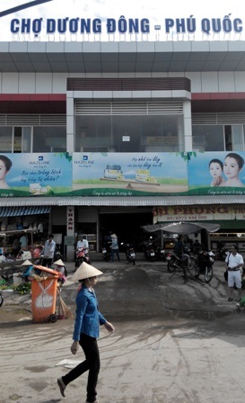 Đi chợ hải sản "giá rẻ bất ngờ" ở đảo ngọc Phú Quốc - 1 Cá hải sản Dương Đông được xem là chợ hải sản lớn nhất ở Phú Quốc