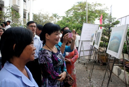 Ngay sau buổi lễ khai mạc diễn ra, rất đông du khách và người dân Cần Thơ đến xem