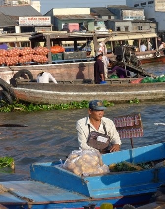“Má hồng” nhọc nhằn mưu sinh ở chợ nổi Cái Răng - 6 Và cả những mày râu bán vé số