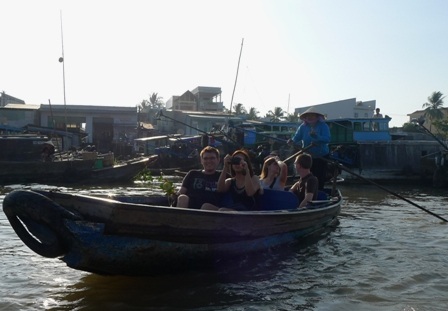 “Má hồng” nhọc nhằn mưu sinh ở chợ nổi Cái Răng - 13 Trong lúc chờ thương lái đến cân... Một tiểu thương lót dạ tô bún
