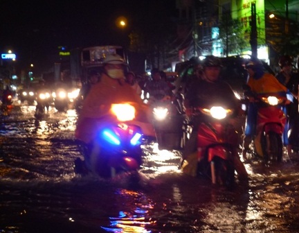 Đường thành "sông" sau mưa lớn, giao thông kẹt cứng - 4 Đường Mậu Thân có đoạn ngập sâu gần 0,8m