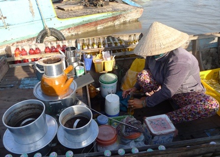 “Má hồng” nhọc nhằn mưu sinh ở chợ nổi Cái Răng - 10 Quầy nước giải khá của chị Hạnh gần như bán không kịp cho du khách và khách thương hồ
