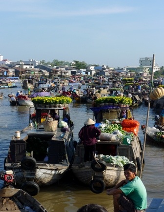 “Má hồng” nhọc nhằn mưu sinh ở chợ nổi Cái Răng - 14 Riêng những má hồng và những thương hồ thì mong chợ nổi Cái Răng mỗi ngày một sung túc hơn