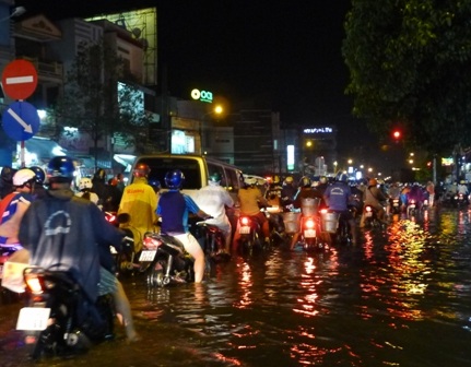 Đường thành "sông" sau mưa lớn, giao thông kẹt cứng - 5 Tiệm sửa xe hốt bạc.