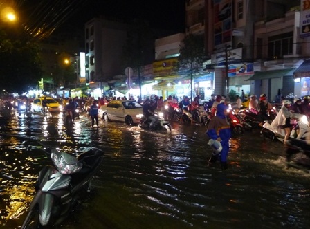 Đường thành "sông" sau mưa lớn, giao thông kẹt cứng - 6 Tiệm sửa xe hốt bạc.
