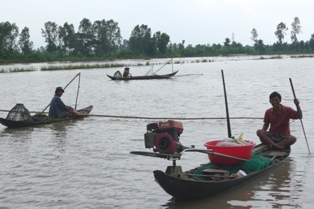 Dân nghèo mưu sinh mùa lũ - 7 Anh Nguyễn Văn Sửu cho biết, nghề soi chuột đồng mùa lũ, thu nhập thấp nhất cũng 300.000 đồng/đêm