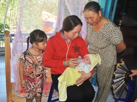 Vụ thai nhi văng khỏi bụng mẹ: Đón cháu về mà rơi nước mắt! - 3 Từ khi đứa em trai Quốc Huy về nhà, bé Huyền luôn sát cánh bên bé Huy