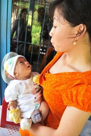 Gia đình mừng đầy tháng cho cháu bé bị văng khỏi bụng mẹ - 1 Bé Quốc Huy tròn tháng và cân nặng được 3,7kg