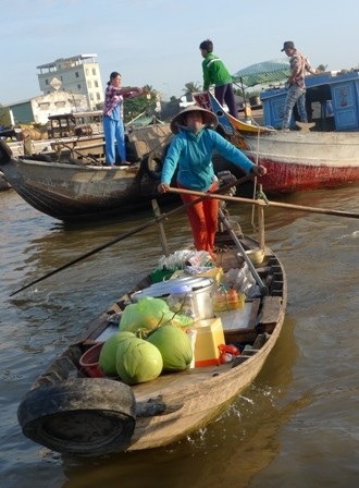 “Má hồng” nhọc nhằn mưu sinh ở chợ nổi Cái Răng - 2 Chị Nga bắt đầu một ngày mưu sinh từ 2 -3 giờ sáng