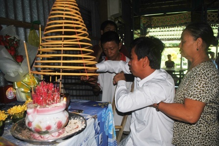 Vụ thai nhi văng khỏi bụng mẹ: Đón cháu về mà rơi nước mắt! - 1 Anh Nam không thể đứng vững khi đến thắp nhang cho người vợ vắn số của mình