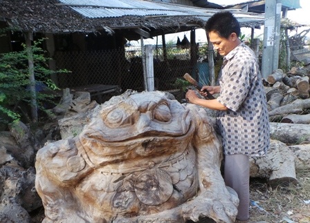 "Đút túi" chục triệu mỗi tháng nhờ đẽo gốc cây “bỏ đi” - 2 Đút túi chục triệu mỗi tháng nhờ đẽo gốc cây “bỏ đi”