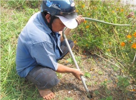 Chứng kiến một buổi săn chuột đồng bằng... máy cắt cỏ - 2 Một người cầm ống cho vào hang chuột