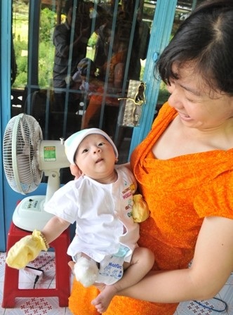 Gia đình mừng đầy tháng cho cháu bé bị văng khỏi bụng mẹ - 4 Hiện dì Quanh -em thứ 5 của chị Ngọc và bà ngoại thay phiên nhau chăm sóc bé Quốc Huy