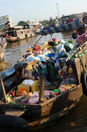 “Má hồng” nhọc nhằn mưu sinh ở chợ nổi Cái Răng - 12 Trong lúc chờ thương lái đến cân... Một tiểu thương lót dạ tô bún