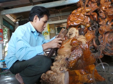 "Đút túi" chục triệu mỗi tháng nhờ đẽo gốc cây “bỏ đi” - 3 Hai anh em Tài và Thanh còn nhận sửa những món đồ bị lỗi như thế này