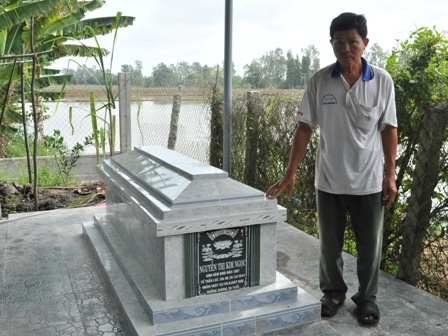 Gia đình mừng đầy tháng cho cháu bé bị văng khỏi bụng mẹ - 2 Ông Khoảnh bên mộ phần con gái