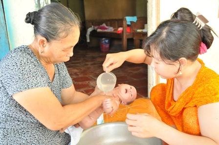 Gia đình mừng đầy tháng cho cháu bé bị văng khỏi bụng mẹ - 5 Bé Quốc Huy tỏ ra rất thích khi được bà ngoại và dì Quanh tắm