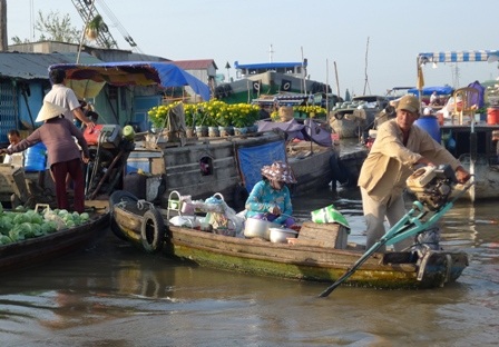 “Má hồng” nhọc nhằn mưu sinh ở chợ nổi Cái Răng - 3 Những má hồng bán hàng nóng ở chợ nổi thường phải có tài công phụ