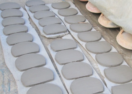 Những nắp cà ràng được phơi nắng trước, sau đó mới ráp với thân cà ràng