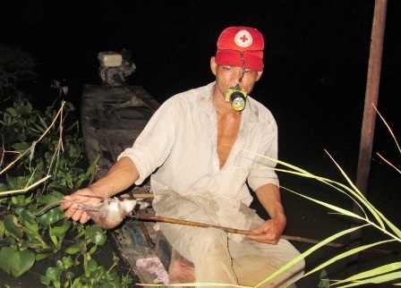 Dân nghèo mưu sinh mùa lũ - 6 Anh Nguyễn Văn Sửu cho biết, nghề soi chuột đồng mùa lũ, thu nhập thấp nhất cũng 300.000 đồng/đêm