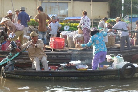 “Má hồng” nhọc nhằn mưu sinh ở chợ nổi Cái Răng - 4 Những nồi súp, lò than... người bán hết sức cẩn thận mỗi khi di chuyển
