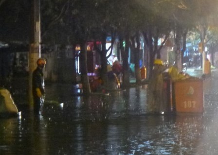 Đường thành "sông" sau mưa lớn, giao thông kẹt cứng - 2 Công nhân lấy rác trong trời mưa