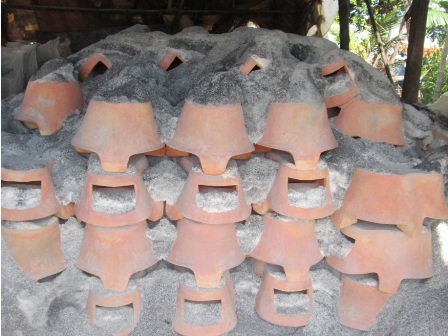 Chất đốt ở các lò nung cà ràng chủ yếu là vỏ trấu