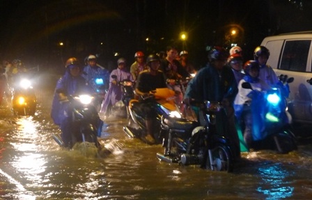 Đường thành "sông" sau mưa lớn, giao thông kẹt cứng - 3 Một đoạn đường Lý Tự Trọng