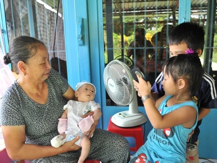 Gia đình mừng đầy tháng cho cháu bé bị văng khỏi bụng mẹ - 9 Bé Huyền còn lấy điện thoại chùp anh em Huy