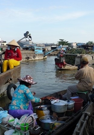“Má hồng” nhọc nhằn mưu sinh ở chợ nổi Cái Răng - 7 Thường những hàng rong phục vụ chính cho các thương hồ