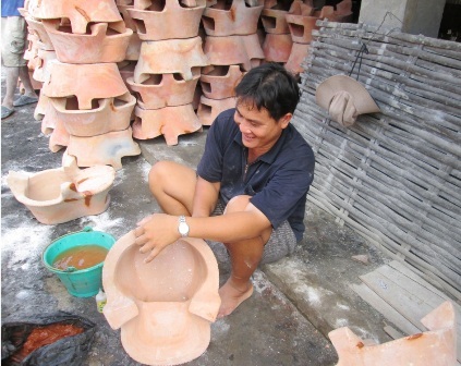 Trước khi xuất xưởng, các thợ làm vệ sinh cho các cà ràng