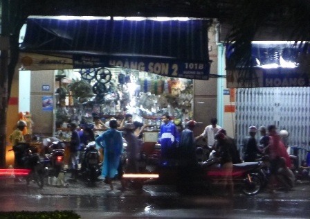 Đường thành "sông" sau mưa lớn, giao thông kẹt cứng - 8 Tiệm sửa xe hốt bạc.