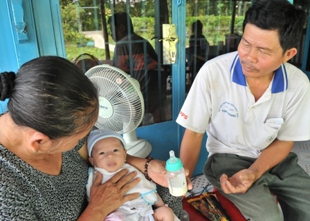 Gia đình mừng đầy tháng cho cháu bé bị văng khỏi bụng mẹ - 10 Ngày bé Huy tròn tháng ông bà ngoại chỉ làm mâm cơm chay cúng Phật, cầu mong bé Huy khỏe mạnh.