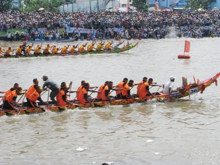 Hàng trăm ngàn lượt người đến xem đua ghe Ngo ở Kiên Giang