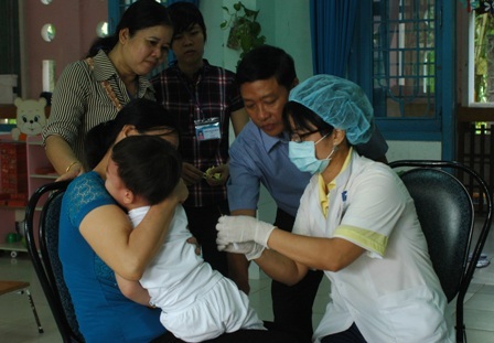 Vụ 60 trẻ bị tiêm nhầm nước cất: Đã tiêm lại cho các trẻ - 1 Vụ 60 trẻ bị tiêm nhầm nước cất: Đã tiêm lại cho các trẻ