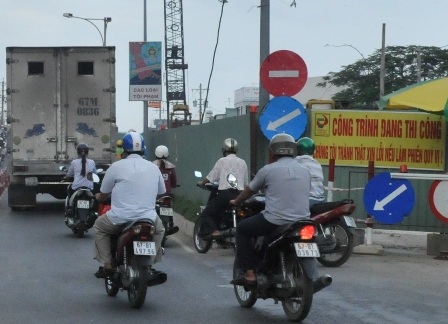 Lập chốt giao thông trên tuyến đường xảy ra vụ “bé văng khỏi bụng mẹ” - 1 Lập chốt giao thông trên tuyến đường xảy ra vụ “bé văng khỏi bụng mẹ”