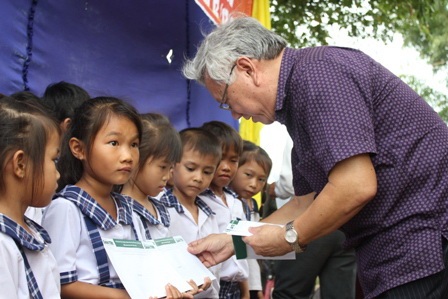 Các đại diện tổ chức Shinnyo - en Nhật Bản vui mừng đến dự kễ khánh thành cầu 