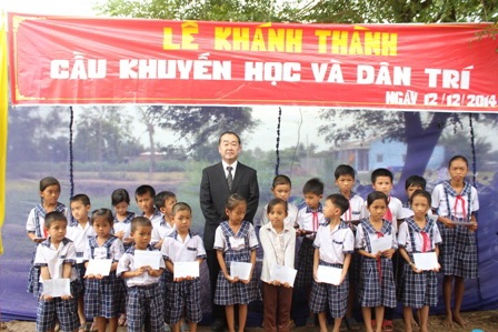 Dịp này tổ chức Shinnyo - en Nhật Bản trao 20 suất học bổng cho các em học sinh nghèo xã Mỹ An