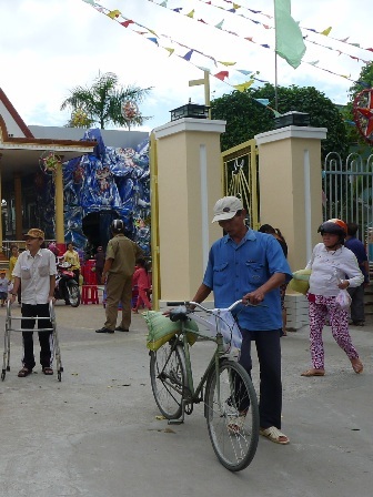 Giáng sinh ấm áp của những lương dân nghèo, khuyết tật - 7 Đối với những người khuyết tật, đại diện các ông trưởng khu mang đến tận tay như thế này