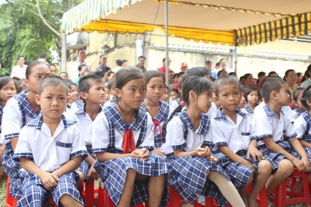 Các em học sinh tiểu học Mỹ An đến rất sớm để dự lễ khánh thành cầu Khuyến học và Dân trí