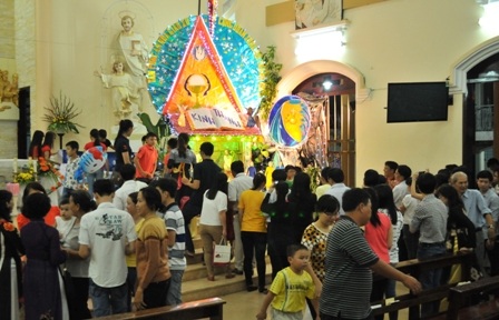 Dòng người "đổ về" khu trung tâm, đến Nhà thờ tận hưởng đêm Giáng sinh - 67 Kết thúc giờ lễ, nhiều người kiên trì chờ đợi để đến chụp hình lưu niệm gia đình bên hang đá