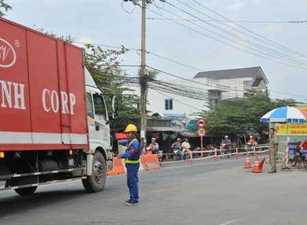 Lập chốt giao thông trên tuyến đường xảy ra vụ “bé văng khỏi bụng mẹ” - 2 Lập chốt giao thông trên tuyến đường xảy ra vụ “bé văng khỏi bụng mẹ”