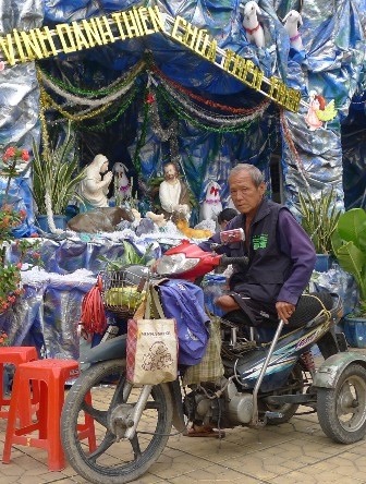 Giáng sinh ấm áp của những lương dân nghèo, khuyết tật - 3 Lần đầu tiên ông Đào Mình được linh mục mời đến dự tiệc, tặng quà trong ngày giáng sinh