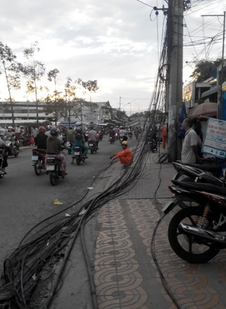 Đến 18 giờ tối cùng ngày dây điện vẫn còn nằm vương vãi dưới đất