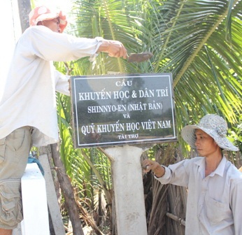 Sau hơn 60 ngày cầu Gạch Bùn hoàn thành và được đặt tên cầu Khuyến học và Dân trí